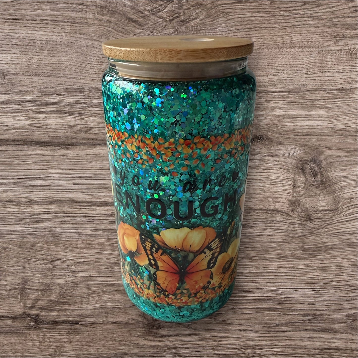 Glitzerglas mit Glitzer und Schmetterling